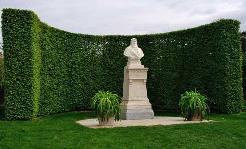 Bust of Leonardo da Vinci placed on the spot where he was initially buried - Chateau Royal d'Amboise
