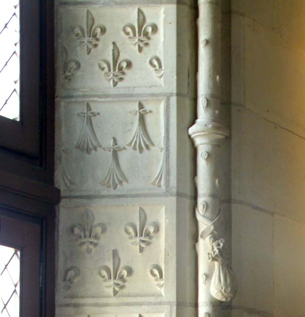 Jamb decorated with Fleur d'Lys and other symbols including a small pouch of money tied to the post. - Chateau Royal d'Amboise
