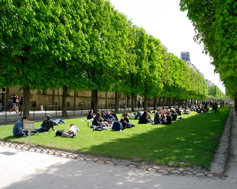 Jardin de Luxermbourge - 'peloise autorisee', translated means sitting on the grass is allowed.