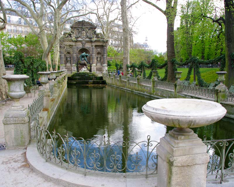 Jardin de Luxembourg Medici Fountain, some find them attractive.
