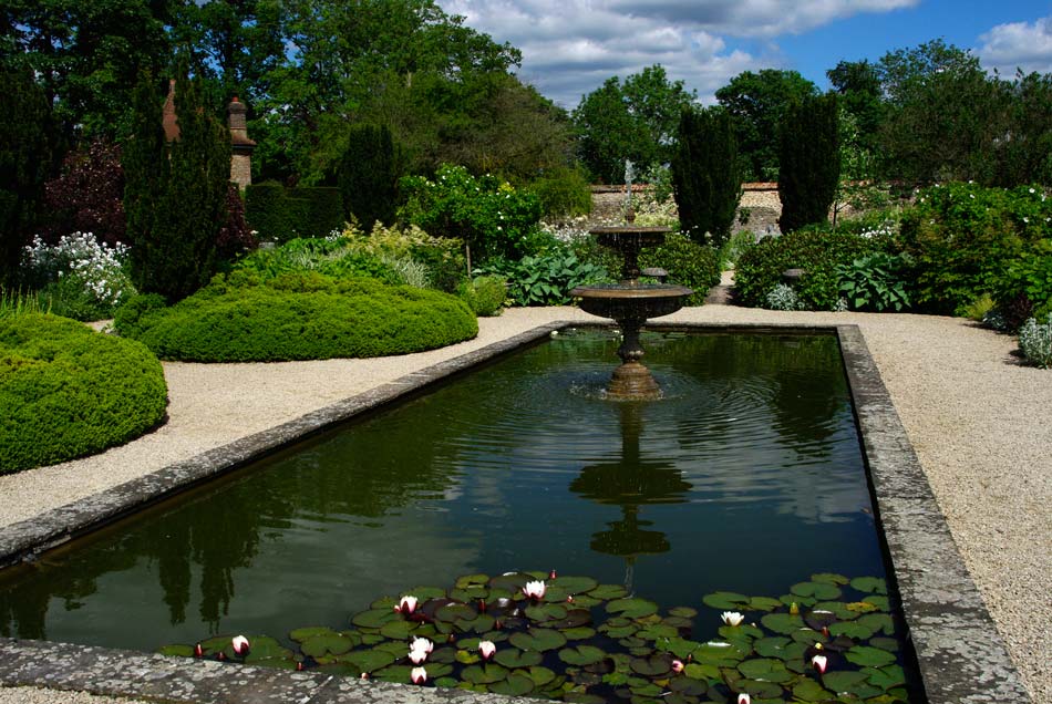 The fountain in the centre of the white garden at Loseley Park