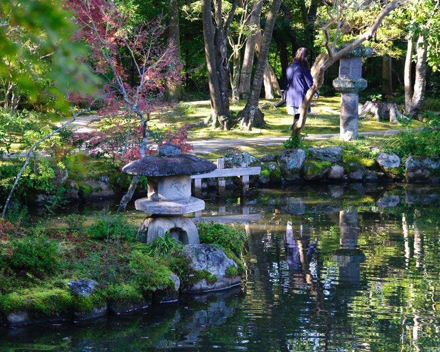 Isuien Garden Front Garden, a shady path around the pond