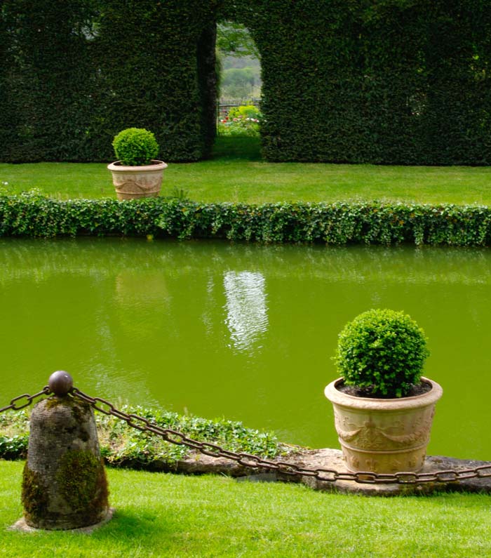 Topiary pond - Les Jardins du Manoir d'Eyrignac