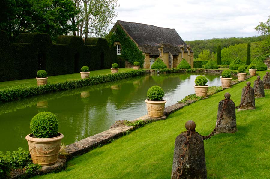 Formal pond - Les Jardins du Manoir d'Eyrignac