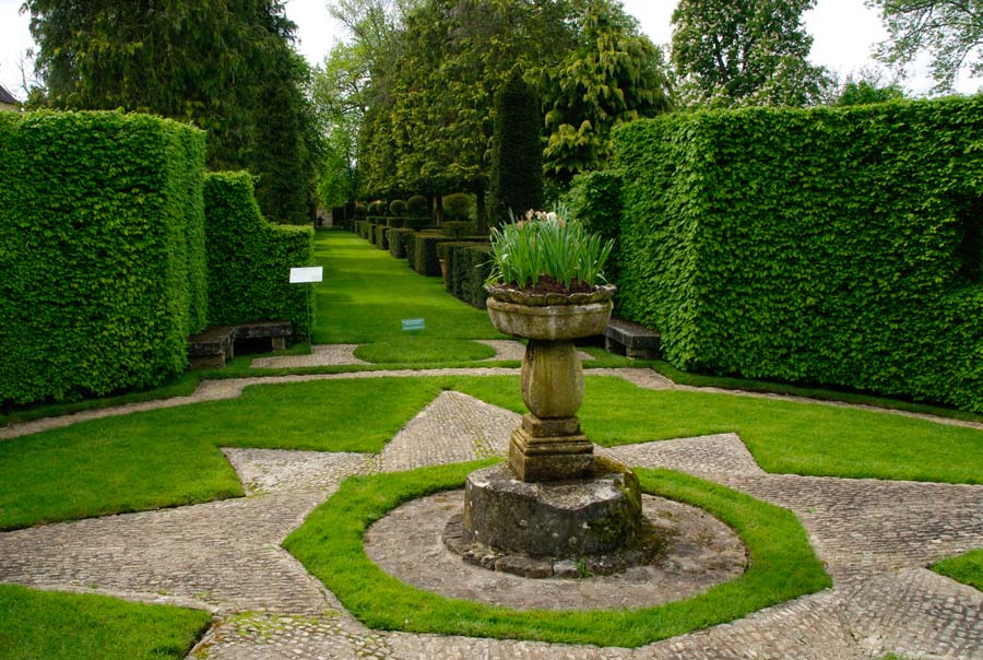 La Chambre de Verdure et L'Allee des Vases  - Les Jardins du Manoir d'Eyrignac